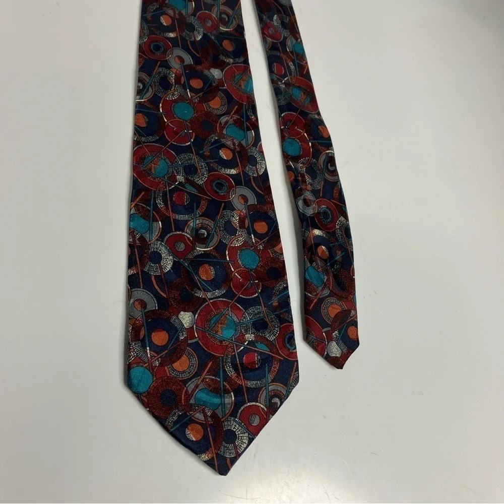 J.T.‎ Beckett tie circle pattern